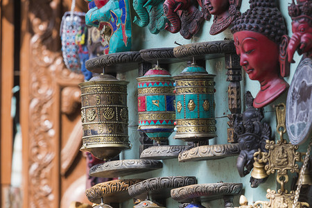 尼帕省加德满都的尼泊尔祈祷车轮纪念品黄铜精神青铜收藏宗教人工制品文化祷告佛教徒背景