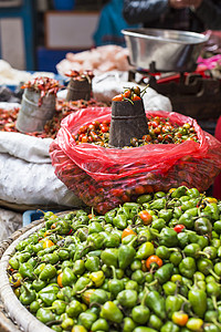 小贩在卖水果街头商贩在卡卡的Thamel卖水果蔬菜男人旅行旅游正方形食物零售国家商业城市销售背景