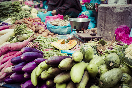 小贩在卖水果街头商贩在卡卡的Thamel卖水果蔬菜热带贸易情调旅行香蕉市场城市商业旅游国家背景