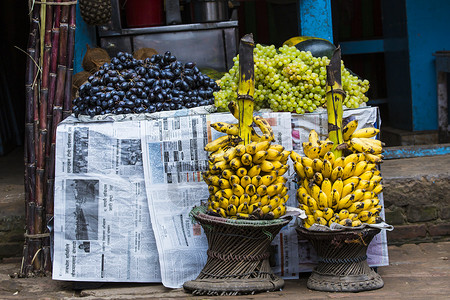 水果店促销语在尼泊尔加德满都的传统水果店 3儿子自行车家庭文化住宅社论香蕉人士男人男性背景