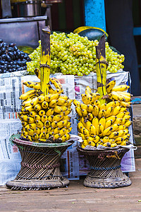水果店促销语在尼泊尔加德满都的传统水果店 3商业儿子自行车店铺街道建筑社论首都人士商务背景