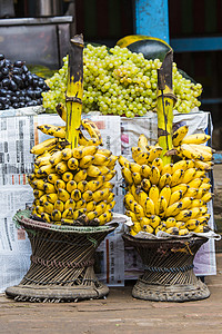 水果店促销语在尼泊尔加德满都的传统水果店 3商业集市记录食物男生商务男性文化首都住宅背景