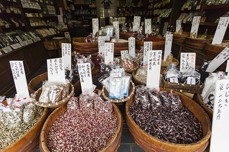 销售日本传统产品的日美传统产品人行道店铺异国蔬菜行人城市情调食物价格旅行背景图片