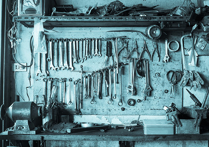 旧工具架靠墙工具箱工作收藏钻头店铺锤子工作台架子扳手木工背景图片