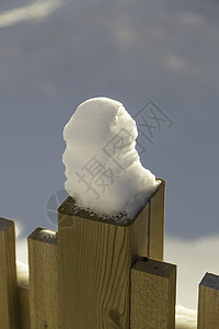 栅栏上的雪白色木头背景图片