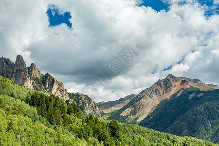 弗朗顿圣胡安天way绿色森林蓝色乌雷松树山脉天空背景