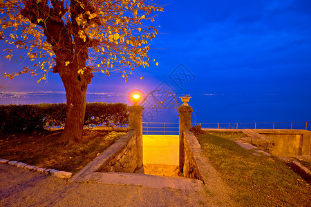 帕蒂奥Lovran夜景中的Kvarner海湾背景