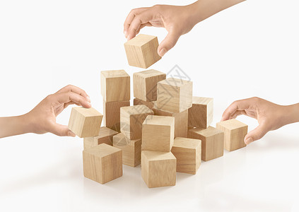 木立方体许多手在孤立的背景上玩木盒子背景