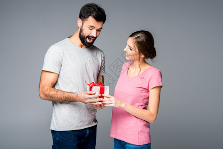 带礼物盒的幸福情侣盒子长度夫妻男朋友震惊喜悦女孩礼物男性情绪化背景图片