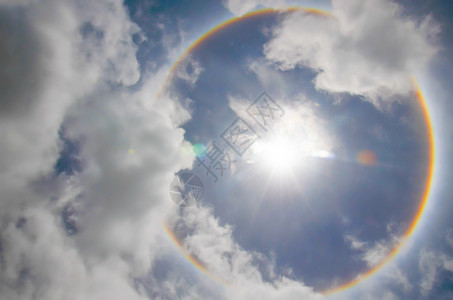 太阳彩虹线稿太阳与圆圆彩虹太阳光环由于冰晶而发生折射气象圆圈阳光卷云戏剧性云景晴天美丽蓝色背景
