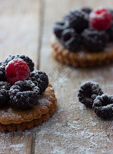 美食博客素材新鲜的白莓油桶或蛋糕美食糖果饮食图表浆果面团早餐篮子脆皮饼干背景