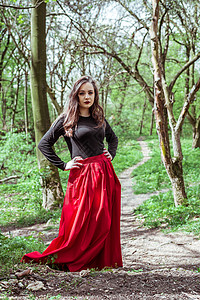 穿红裙子的美女晴天农村森林绿色公园女孩红色冒充女性眼睛背景图片