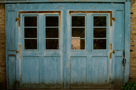Alsace生态村的蓝色门背景图片