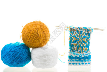 马海毛羊毛纱球和带有漂亮图案的连指手套的一部分背景