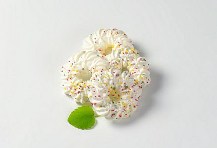 美花饼干白色糖果高架装饰花圈形食物小雨配料背景图片