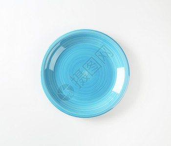 无铁环圆蓝陶瓷板漩涡餐具蓝色高架陶器餐盘浅蓝色黏土汤盘圆形背景图片