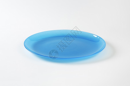 平蓝玻璃沙拉盘轿跑车板圆形餐盘沙拉盘餐具蓝色玻璃背景图片