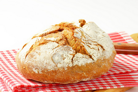 面包圆环面包检查红色圆形硬皮砧板工匠食物茶巾背景图片