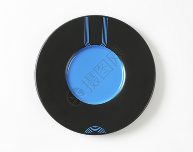 黑色和蓝盘陶器高架蓝色陶瓷盘子餐具背景图片