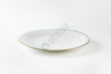 蓝色和金带白板金色圆形餐具白色陶瓷盘子轿跑车板制品蓝带陶器背景图片