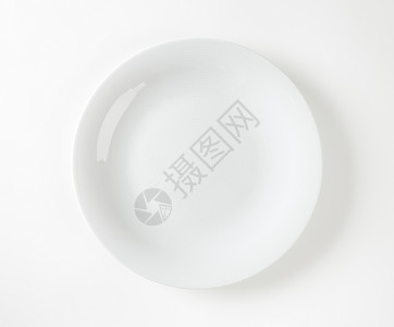 平滑的白餐盘白色陶器高架餐盘圆形轿跑车板盘子餐具背景图片