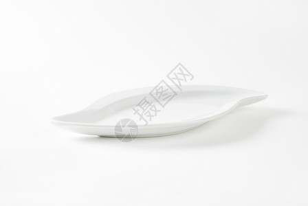 白色S形状板制品轮缘甜点镶边陶器陶瓷餐具背景图片