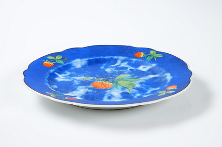 具有草莓设计设计的蓝瓷板制品装饰陶瓷陶器贴花餐盘餐具蓝色乡村扇形背景图片