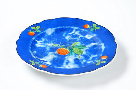 具有草莓设计设计的蓝瓷板圆形蓝色制品餐具装饰扇形乡村餐盘陶瓷陶器背景图片