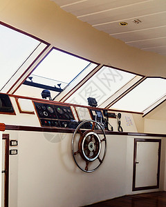 船长的船舱和方向盘 在游艇上特拍背景图片