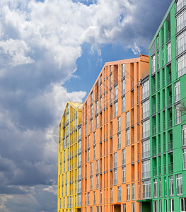 现代公寓装饰的多色外观片条碎片天空大楼公寓楼住宅景观城市规划公寓城市房子窗户背景图片