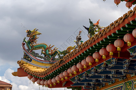 中国圣殿屋顶上的龙雕和鹤雕像高清图片