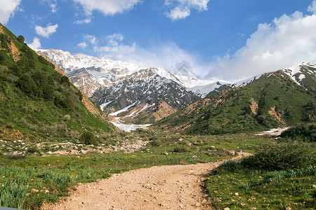 山钦湾乌兹别克斯坦钦干山脉地形风景水平蓝色荒野爬坡绿色旅行黑猩猩场景背景