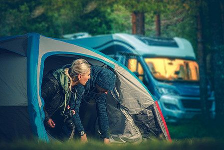 帐篷野营乐趣旅行假期男人旅游娱乐营地露营者房车摩托背景图片