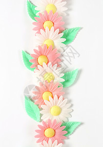 在纸花花之后雏菊白色威化纸团体高架甜点配料装饰粉色蛋糕背景图片