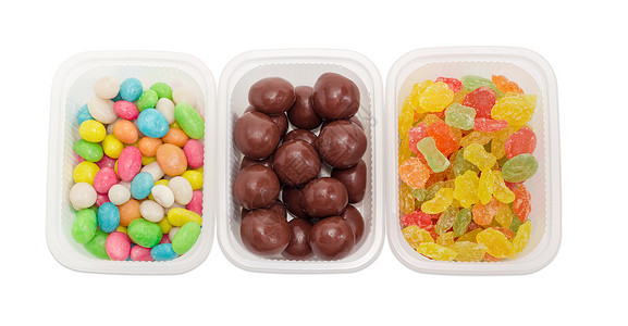 小塑料容器中的三种糖果特写高清图片
