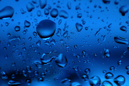 露珠天气蓝色下雨宏观玻璃状背景图片