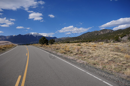 科罗拉多路公园国家多云沙漠公路线条黄色路面沙丘背景图片