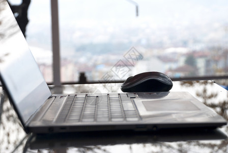 膝上型计算机监视器笔记本电脑商业企业办公室窗户玻璃桌子键盘背景图片
