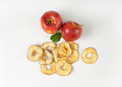 两全苹果和干苹果环食物小吃水果高架红色高清图片