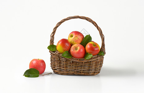 成篮子红苹果团体水果树叶柳条食物高清图片