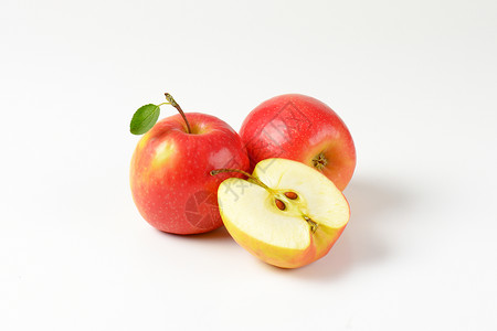 2个半苹果红色横截面食物水果背景图片