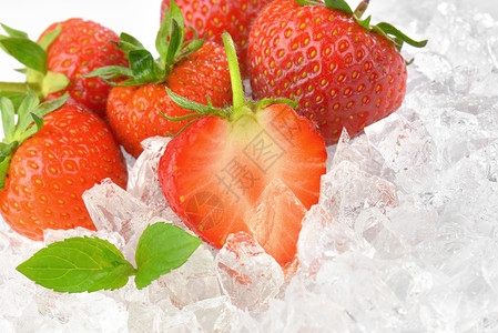 冰上新鲜草莓红色横截面食物水果背景图片