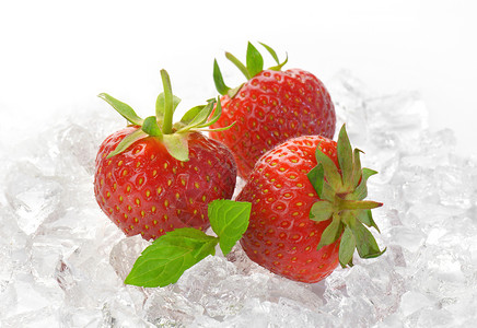 冰上新鲜草莓水果食物红色背景图片