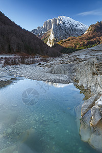 苏里扎河上空的埃兹卡乌雷峰榉木森林背景图片