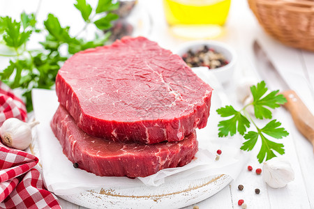 原生 白木背景的未煮牛肉肉牛排木板白色红色烹饪产品食物桌子厨房市场背景图片