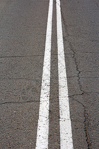 一条柏油路的纹理与双白色条纹的顶视图高清图片