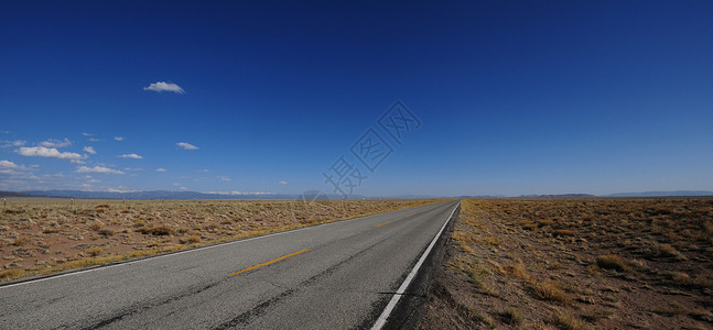 科罗拉多平原线条旅行沙漠平原天空路面公路蓝色黄色全景背景图片