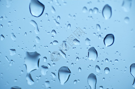 雨下雨宏观蓝色背景图片