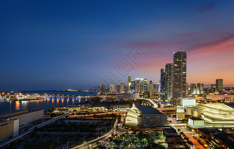 夜间在市中心的迈阿密全景场景建筑学天际建筑都市摩天大楼日落景观办公室背景图片