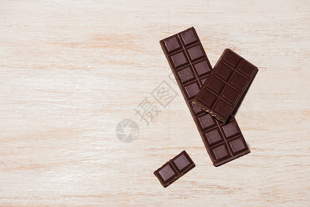 白木背景的盒子里有很多种形巧克力棒高清图片